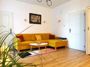 CozyHome The Castle Apartment - Spacious, quiet, high ceiling